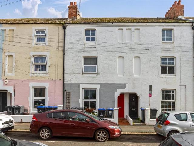 3 bedroom flat for sale