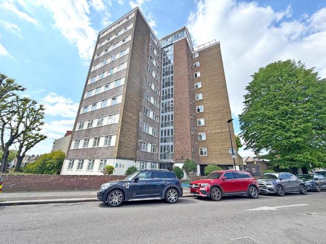 3 bedroom flat for sale