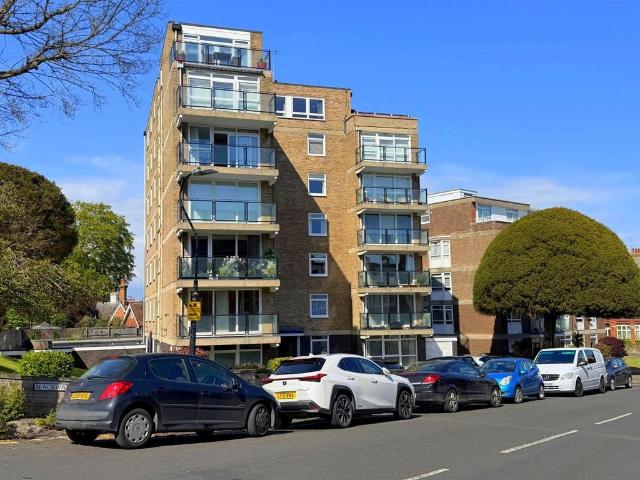 3 bedroom flat for sale