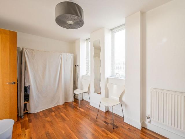 3 bedroom flat for sale