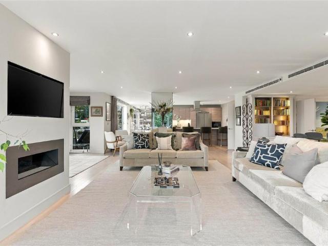 3 bedroom flat for sale