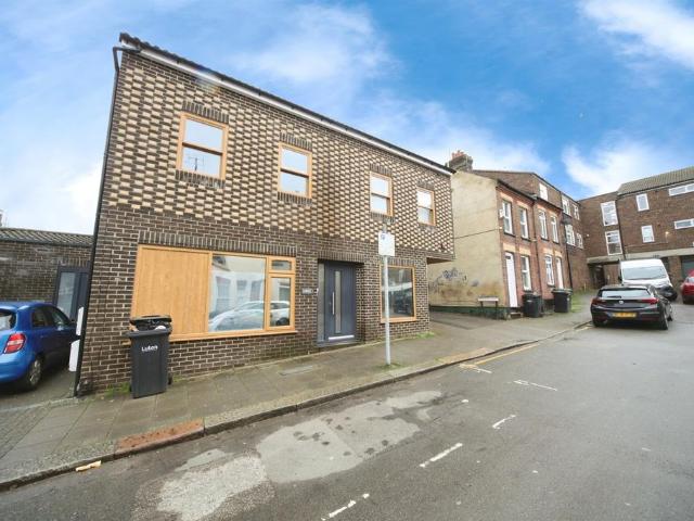 3 bedroom flat for sale