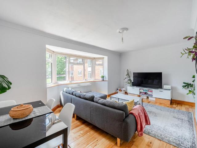 3 bedroom flat for sale