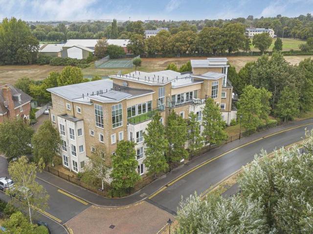 3 bedroom flat for sale
