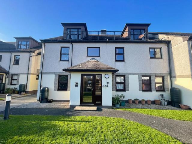 3 bedroom flat for sale
