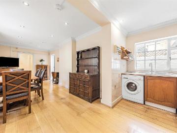 3 bedroom flat for sale