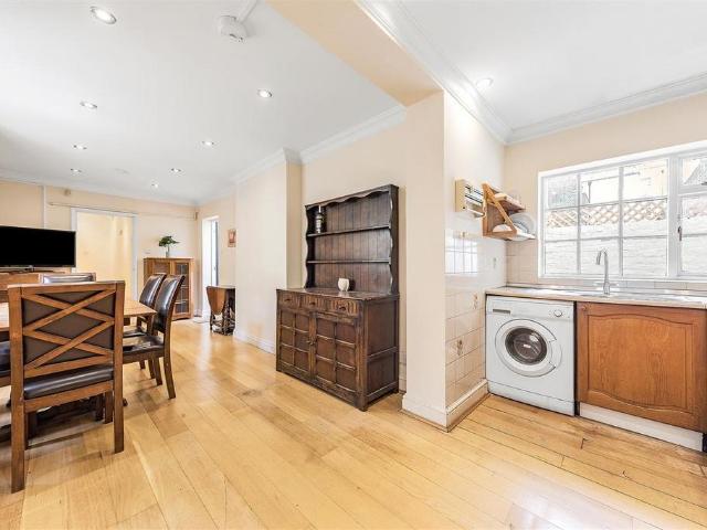 3 bedroom flat for sale