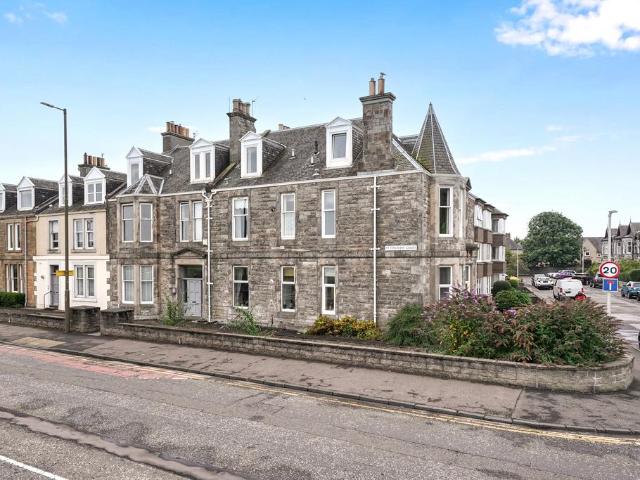 3 bedroom flat for sale
