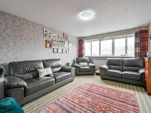 3 bedroom flat for sale