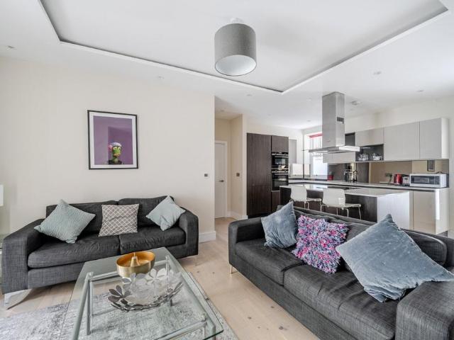 3 bedroom flat for sale