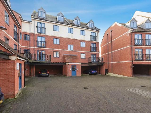 3 bedroom flat for sale