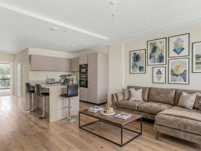 3 bedroom flat for sale