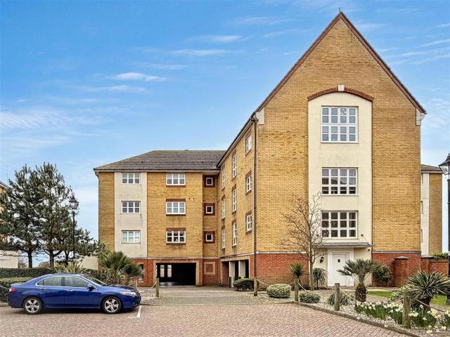 3 bedroom flat for sale
