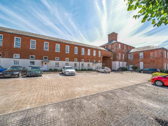 3 bedroom flat for sale