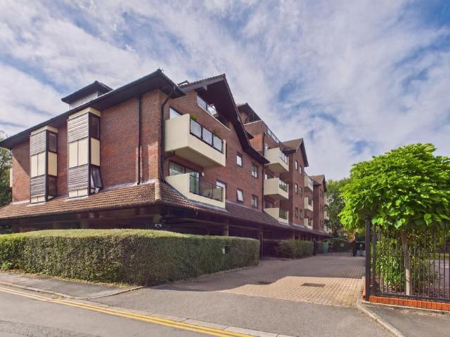 3 bedroom flat for sale