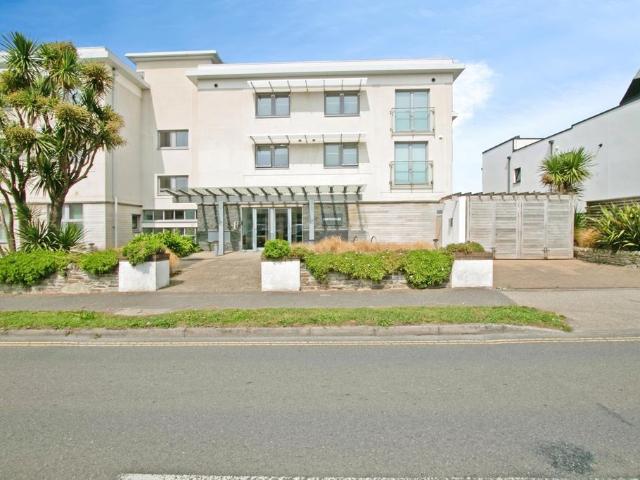 3 bedroom flat for sale