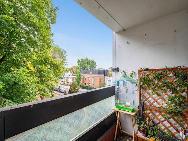 3 bedroom flat for sale