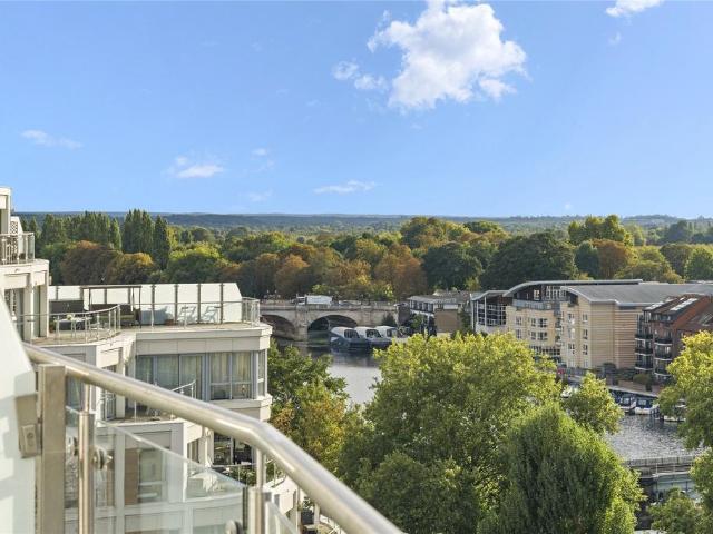 3 bedroom flat for sale