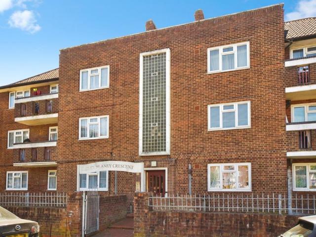 3 bedroom flat for sale