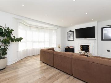 3 bedroom flat for sale
