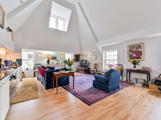 3 bedroom flat for sale