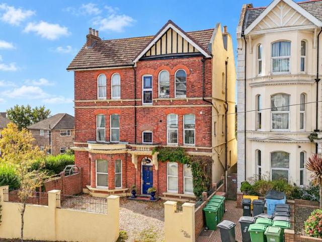 3 bedroom flat for sale