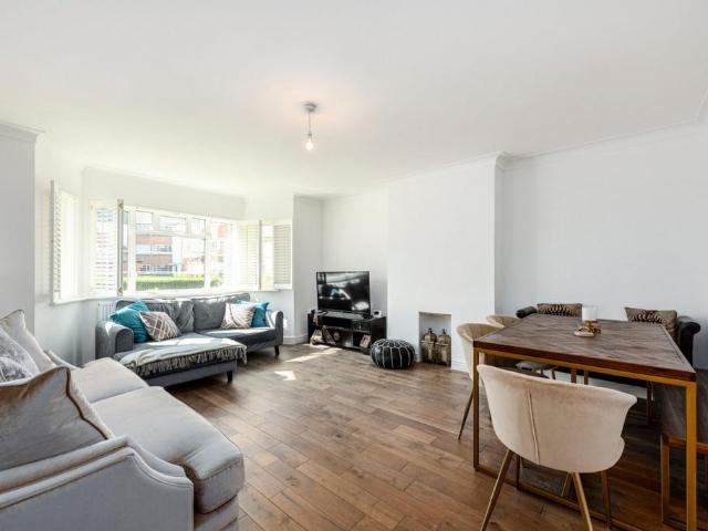 3 bedroom flat for sale