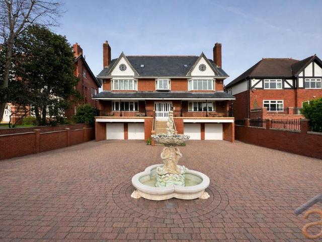 3 bedroom flat for sale