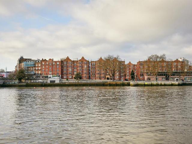 3 bedroom flat for sale