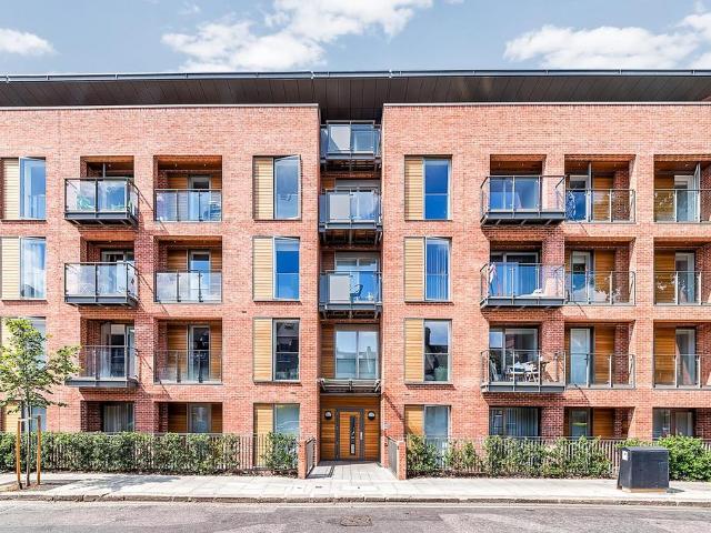3 bedroom flat for sale
