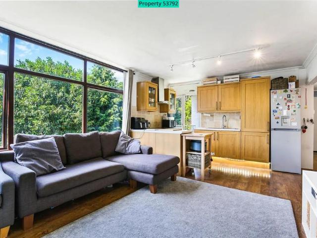 3 bedroom flat for sale