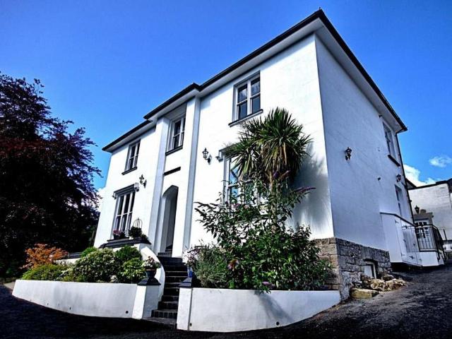 3 bedroom flat for sale