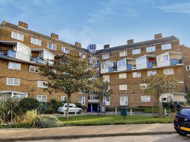 3 bedroom flat for sale