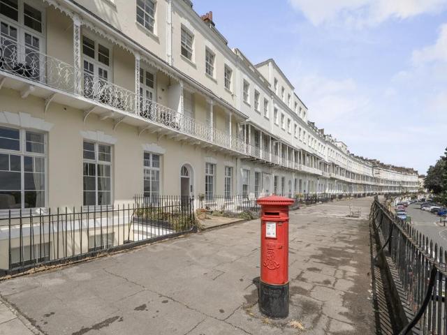 3 bedroom flat for sale