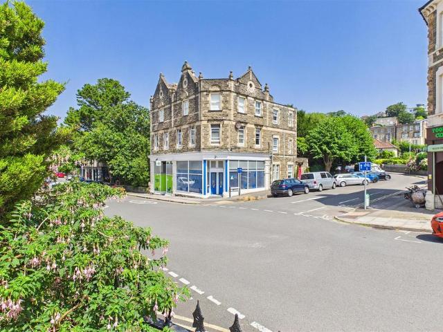 3 bedroom flat for sale
