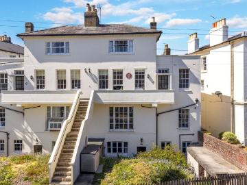 3 bedroom flat for sale