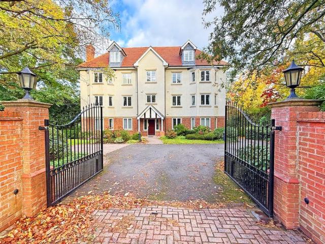 3 bedroom flat for sale