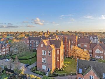 3 bedroom flat for sale