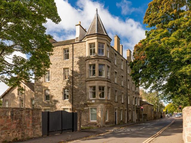3 bedroom flat for sale