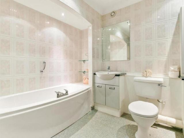 3 bedroom flat for sale in The Hollows, Ayr Road, G46