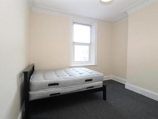 3 bedroom flat for sale in Heaton Park Road, Newcastle Upon Tyne, NE6