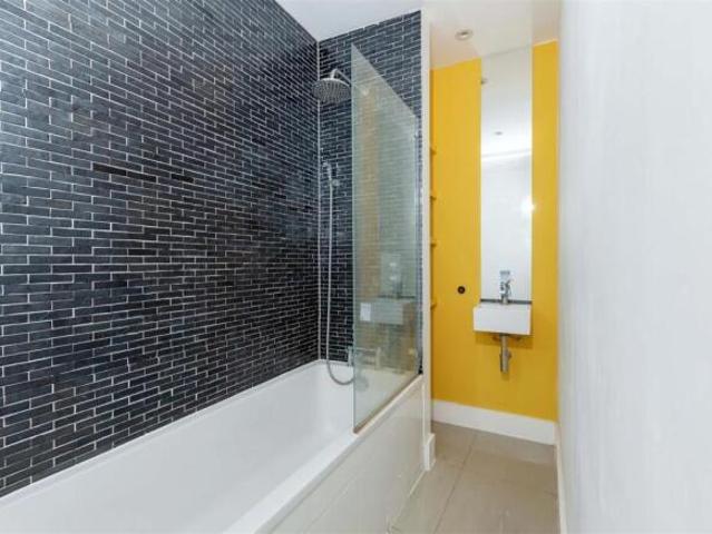 3 bedroom flat for sale in Heene Terrace, Worthing, BN11