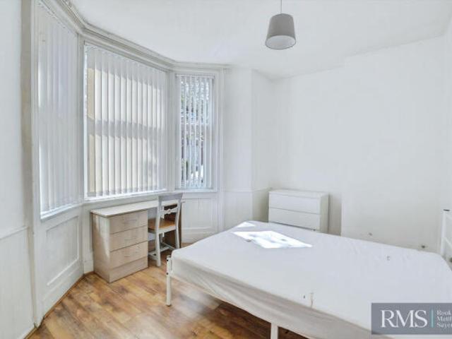 3 bedroom flat for sale in Helmsley Road, Sandyford, Newcastle Upon Tyne, NE2