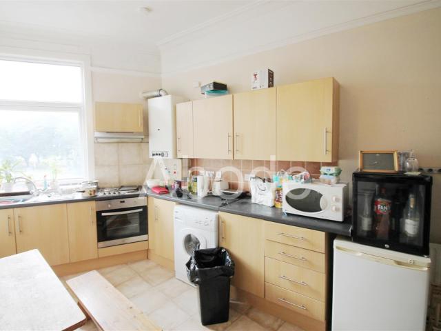 3 Bedroom Flat for rent at The Crescent, Hyde Park, Leeds