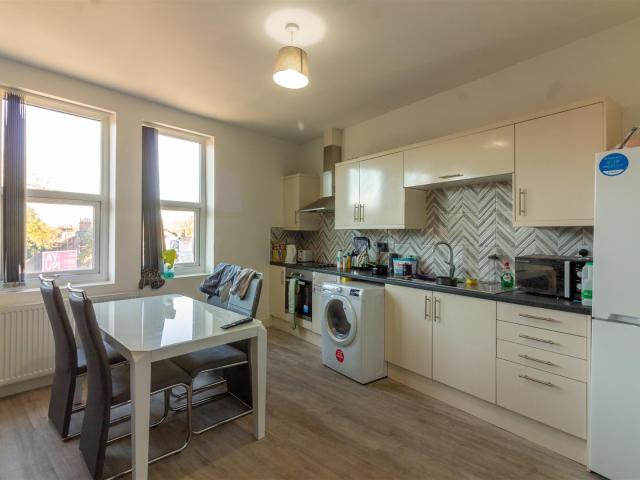 3 Bedroom Flat for rent at The Crescent, Hyde Park, Leeds