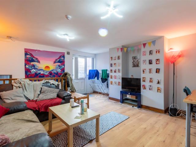 3 Bedroom Flat for rent at Royal Park Terrace, Hyde Park, Leeds