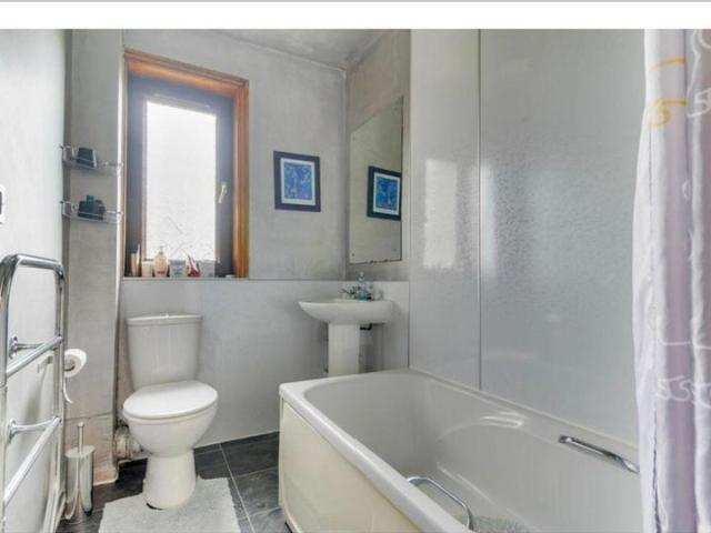 3 Bedroom Flat for Rent: Clean, Immaculate Living