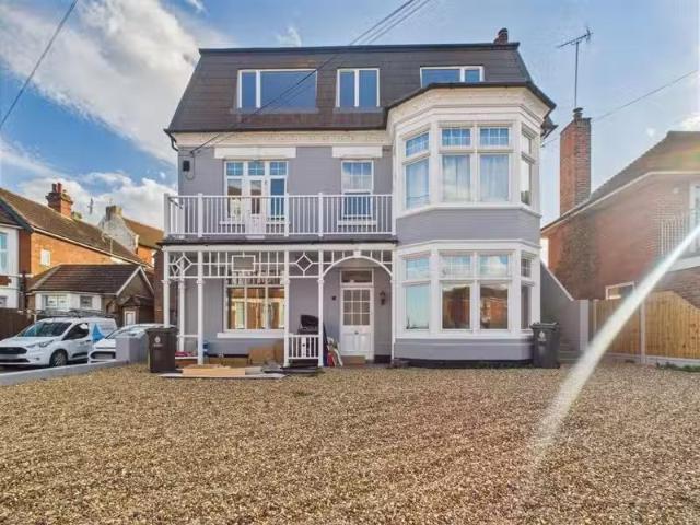 3 bedroom flat for rent in Thoroughgood Road, Clacton On Sea.