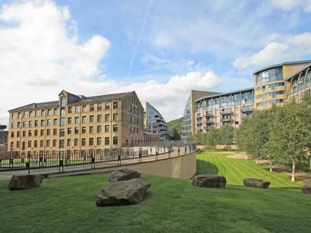 3 bedroom flat for rent in Victoria Mills, Salts Mill Road, Sh.