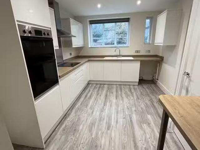 3 bedroom flat for rent in Viceroy Close, Bristol Road, Birmin.